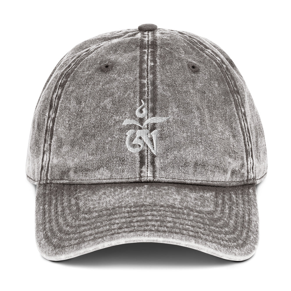 OM Vintage Cotton Twill Cap is designed under Dzimig Studios' Tibet Archive Project. This one's really special thanks to the intricate embroidery detail and the washed out vintage feel. These vintage Tibetan hat are available in four distinct colors for your choice.